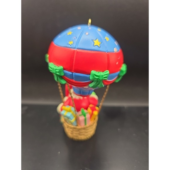 SMALL SANTA IN HOT AIR BALLOON CHRISTMAS RESIN ORNAMENT‎ - Picture 3 of 5